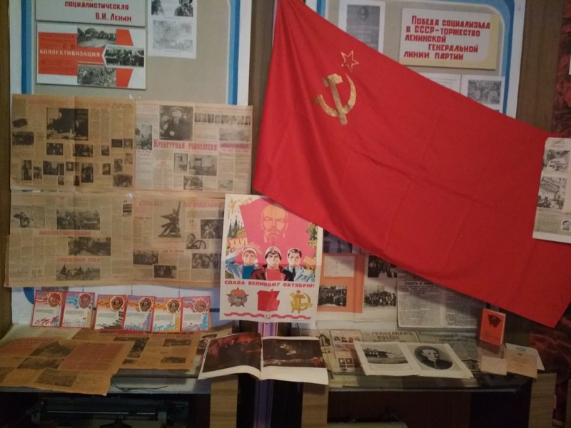 Выставка, приуроченная ко Дню Октябрьской революции  - 7 ноября.